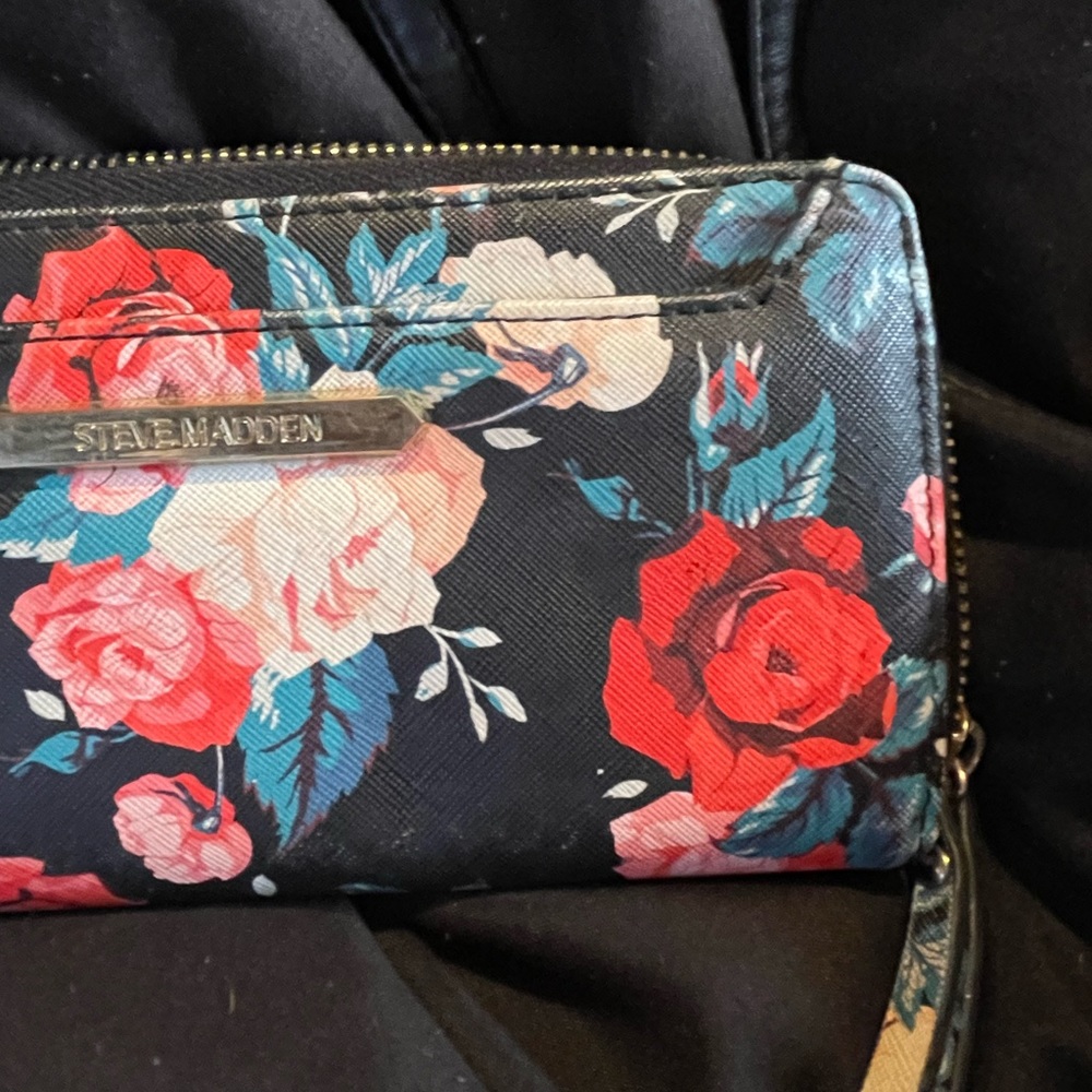 Steve Madden Floral Crossbody Wallet - Picture 3 of 5